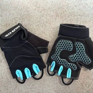 Women’s Gold’s Gym weight lifting gloves